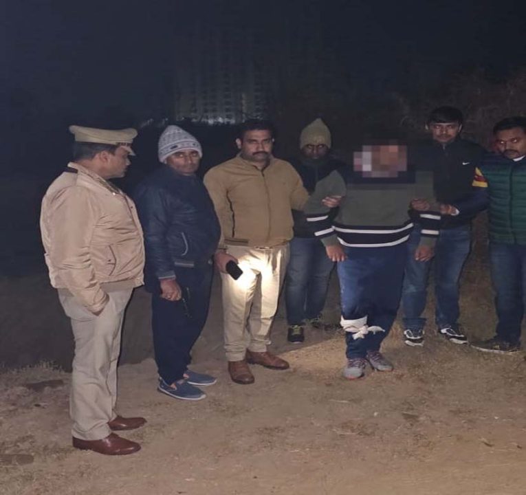 चेन लूटकर भागने वाले दो लुटेरे मुठभेड़ में गिरफ्तार