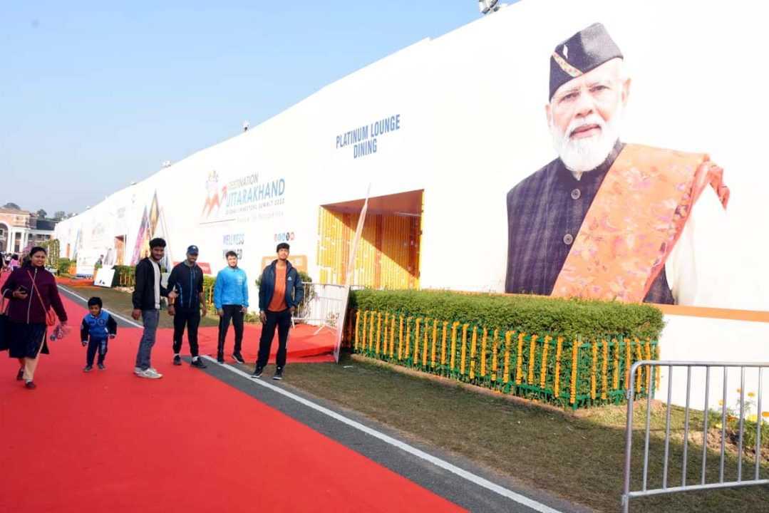 इन्वेस्टर्स समिट के एक्ज़ीबिशन एरिया में रविवार की बड़ी संख्या में पहुँचे स्कूली छात्रों और आम जनता