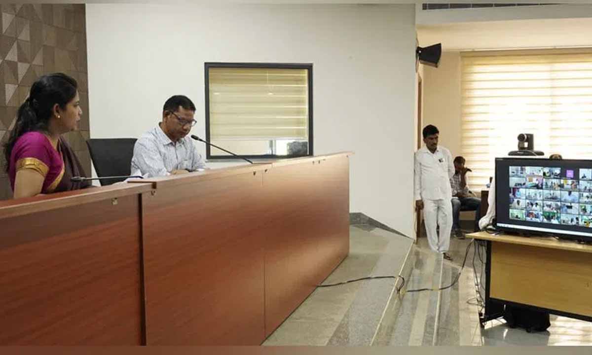 प्रजा दरबार में अनुपस्थित अधिकारियों को कारण बताओ नोटिस
