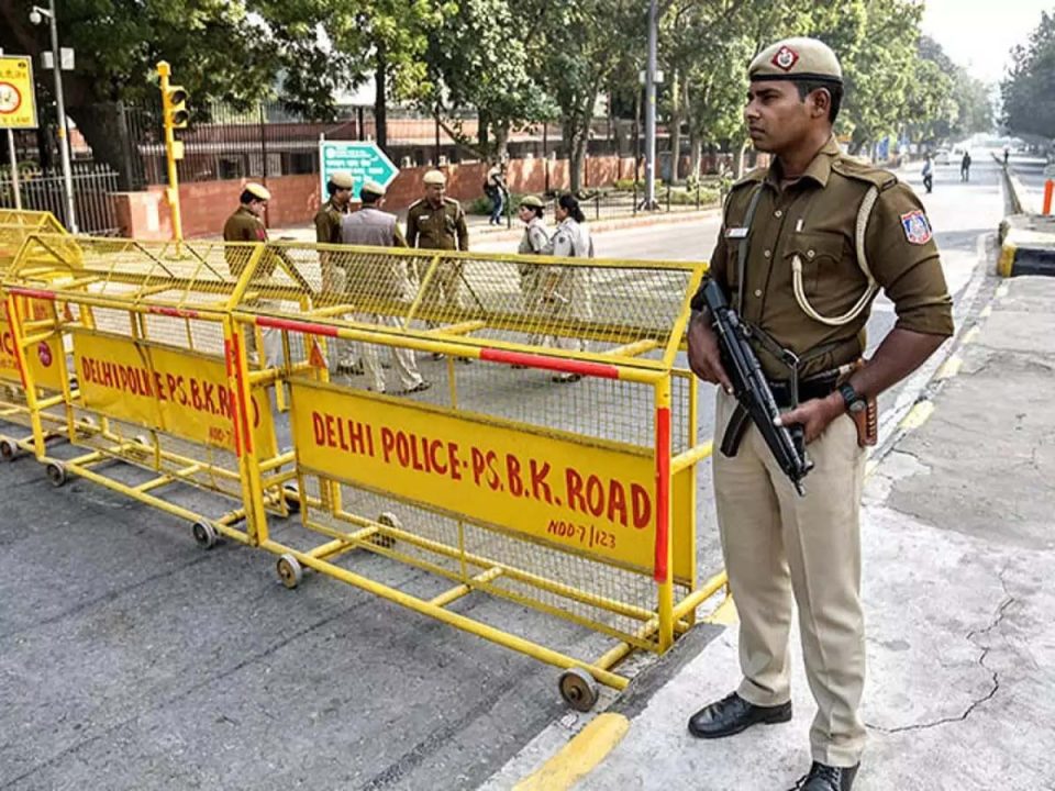 पुलिस कांस्टेबल पर टूट पड़े 4 लोग, वाहन चेकिंग के दौरान बुरी तरह मारा
