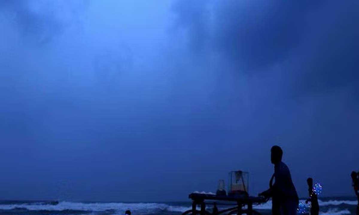 मछुआरे नेताओं ने पझावेरकाडु मछली पकड़ने वाली बस्तियों में 'माइचौंग' पीड़ितों से मुलाकात की
