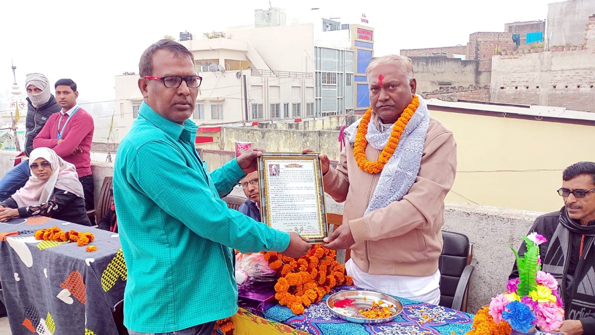 सेवा निवृत्त शिक्षक को दी गई भावभीनी विदाई