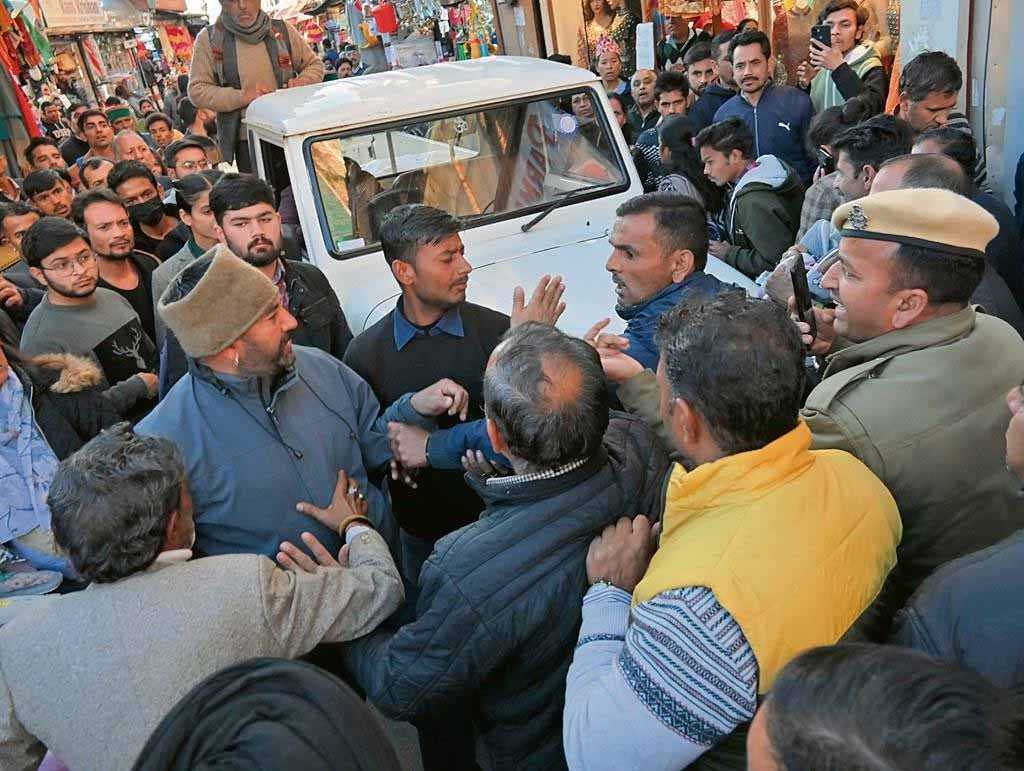 अतिक्रमण के खिलाफ नगर निकाय के अभियान पर विक्रेताओं को आपत्ति है