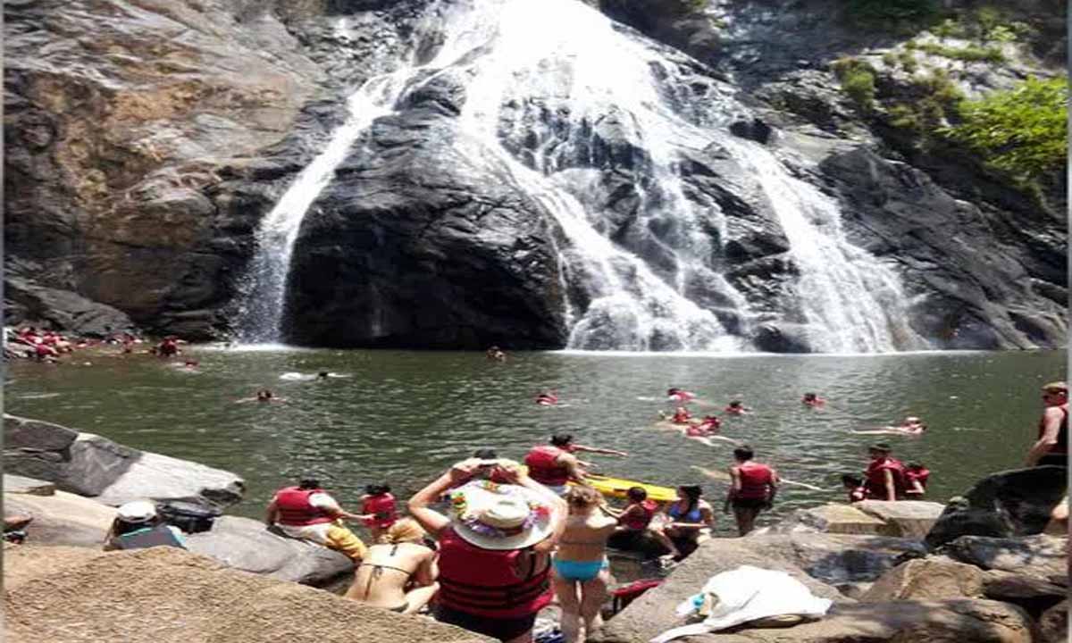 'गोवा में मंदिर पर्यटन को बढ़ावा दें, कम कपड़े पहने महिलाओं वाले समुद्र तटों को नहीं'
