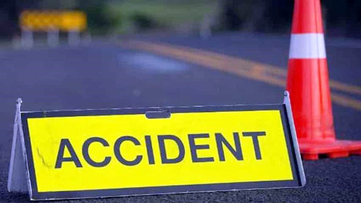 पिकअप से टकराकर पलटी टूरिस्ट बस, 12 लोग घायल