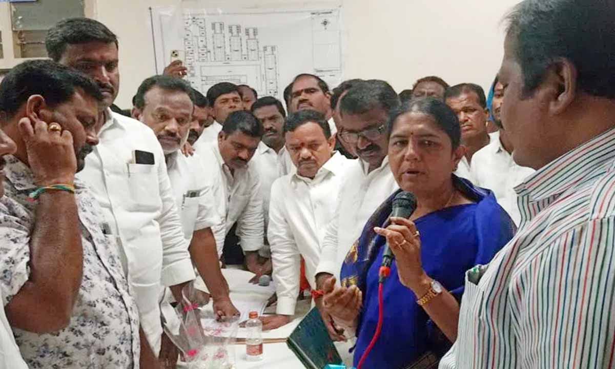 अधिकारी सरकारी कार्यक्रमों के लिए प्रोटोकॉल का पालन नहीं कर रहे- सुनीता लक्ष्मा रेड्डी