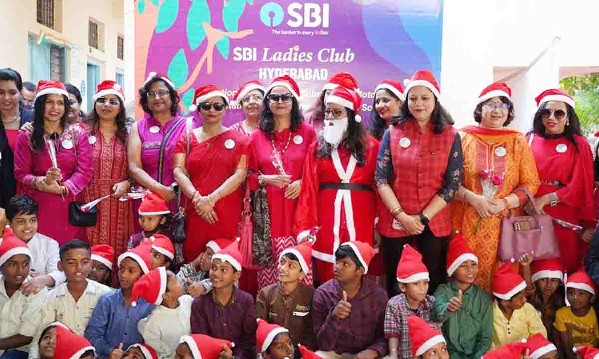 SBI लेडीज़ क्लब ने छात्रों को कंप्यूटर, पंप सेट और अन्य सामान दान किया