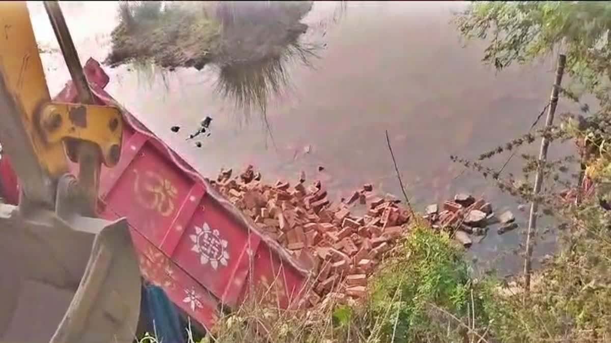 ईंट से लदा ट्रैक्टर सड़क किनारे गड्ढे में गिरा, 3 की मौत