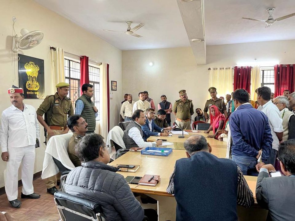 तहसील बांसडीह में जिलाधिकारी की अध्यक्षता में हुआ संपूर्ण समाधान दिवस का आयोजन