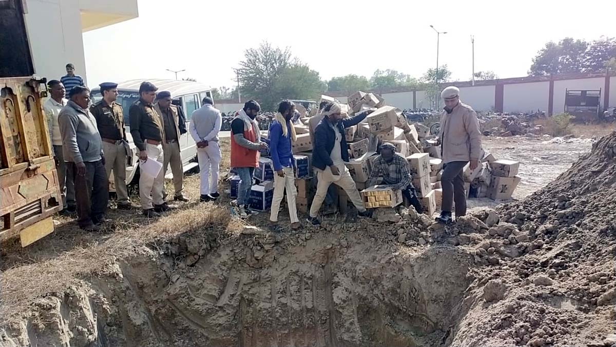 पुलिस ने लाखों रुपए कीमत की शराब को किया नष्ट