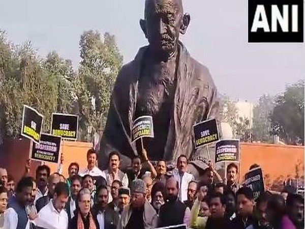 Delhi : भारी संख्या में निलंबन के खिलाफ इंडिया ब्लॉक के सांसदों ने गांधी प्रतिमा के सामने विरोध प्रदर्शन किया