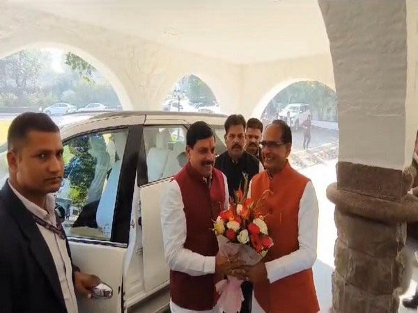 Madhya Pradesh : मुख्यमंत्री मोहन यादव ने कैबिनेट विस्तार के बाद पूर्व मुख्यमंत्री चौहान से मुलाकात की