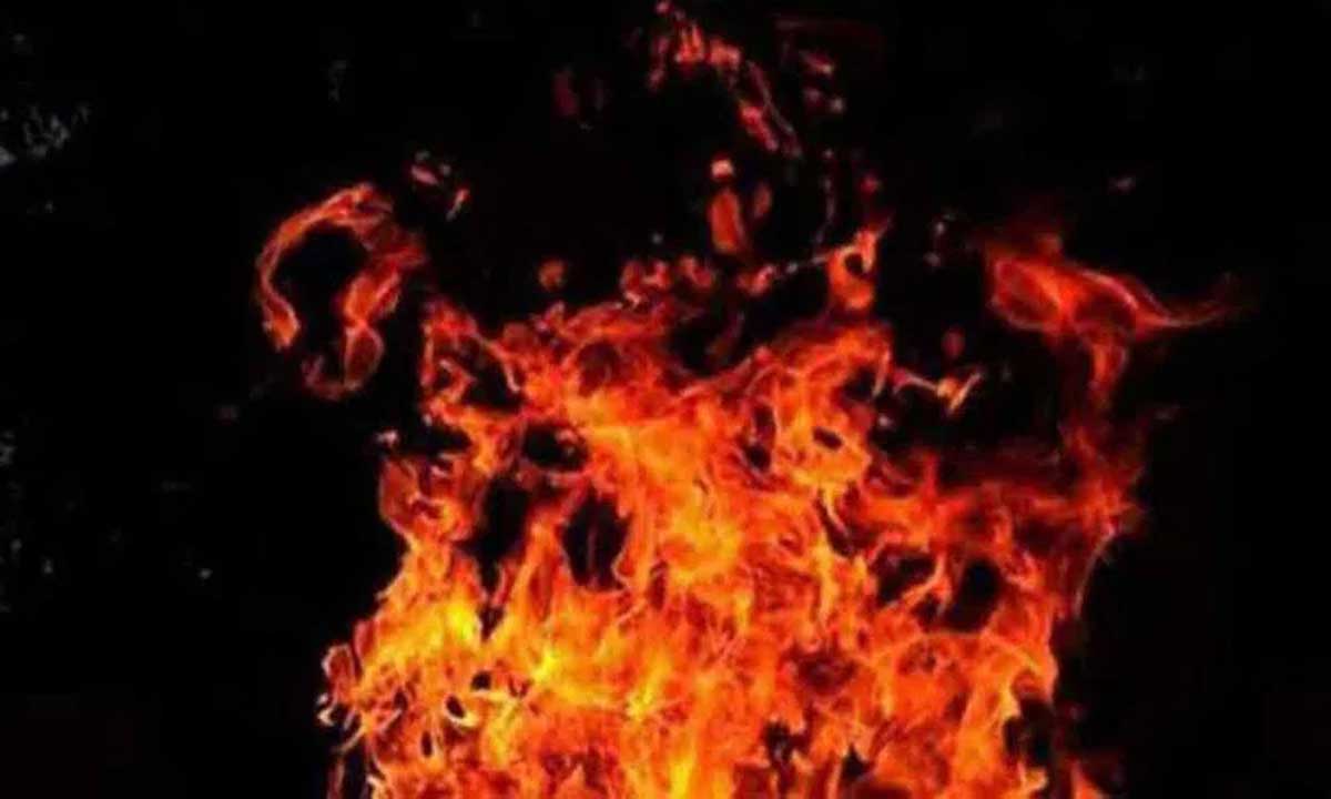 एक व्यक्ति ने चंद्रायनगुट्टा में AIMI एम के स्थानीय कार्यालय में आग लगा दी