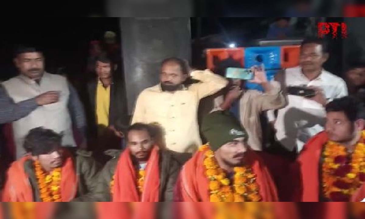 सिल्क्यारा सुरंग से बचाए गए उत्तर प्रदेश के श्रमिक अपने परिवारों से मिले, उनका जोरदार स्वागत हुआ