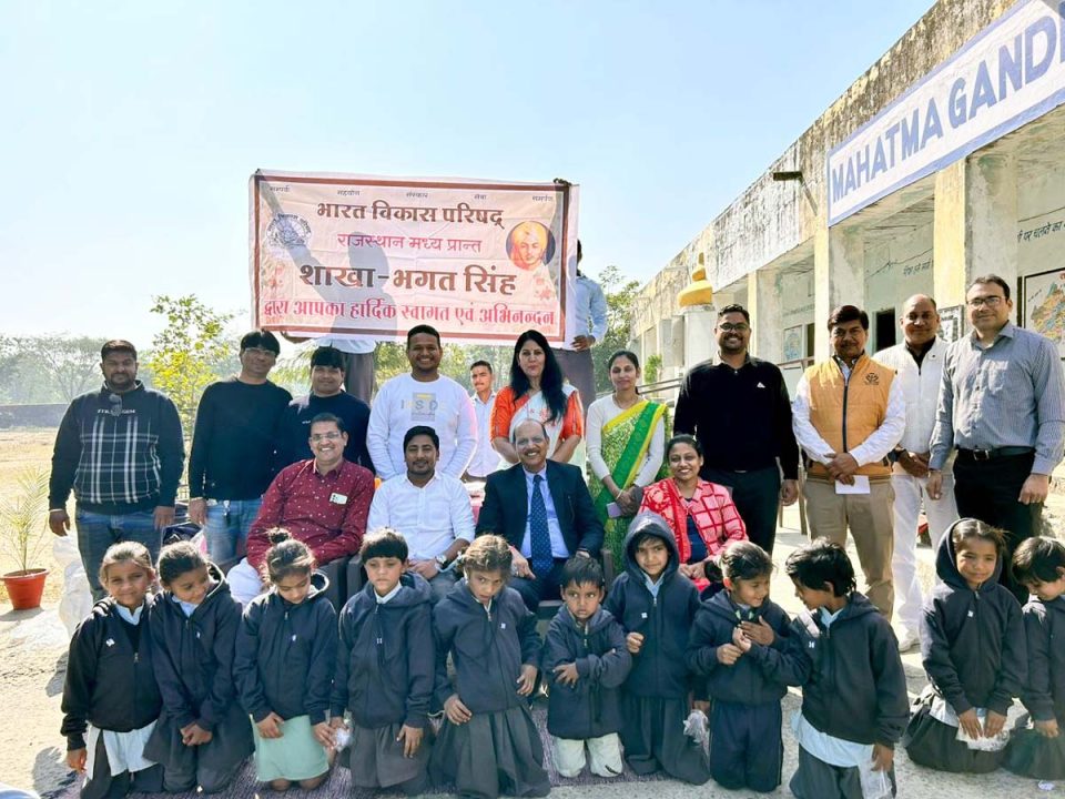 भाविप भगत सिंह शाखा हरणी कला विद्यालय में 175 स्वेटर जर्सियां की वितरित