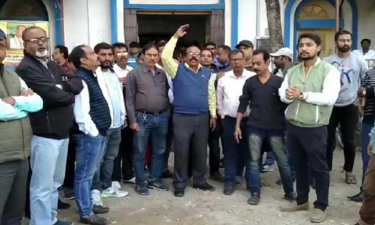 Cooch Behar: पुलिस पर नगरपालिका कर्मचारियों पर लाठीचार्ज करने का आरोप, नागरिक कर्मचारियों ने 'हमले' का विरोध