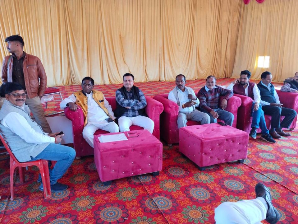 बारा के विधायक डॉक्टर वाचस्पति ने सार्वजनिक सभा,सुनी जनता की चर्चा की