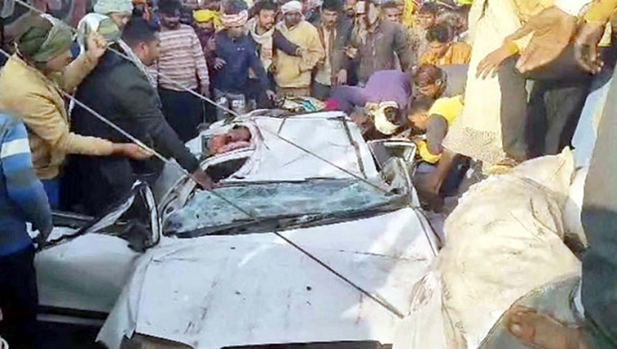 चलती कार पर पलटा ट्रक, 4 लोगो की मौत