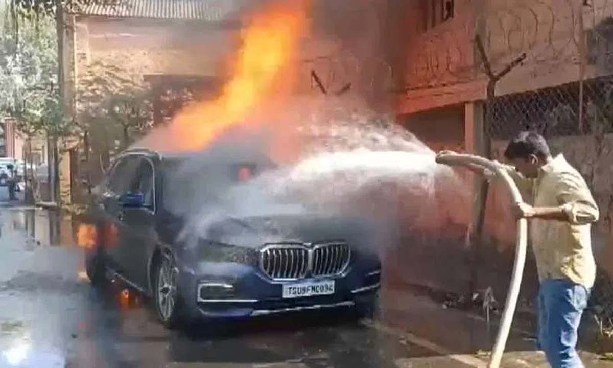 Hyderabad: सचिवालय के पीछे आग में जलकर खाक हुई लग्जरी कार