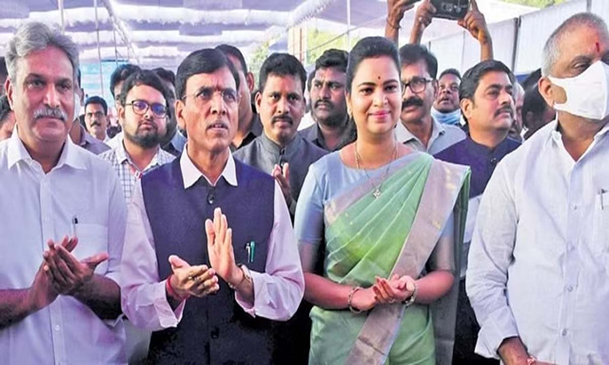 Mansukh L Mandaviya: सरकार गरीबों को गुणवत्तापूर्ण चिकित्सा सेवाएं प्रदान कर रही