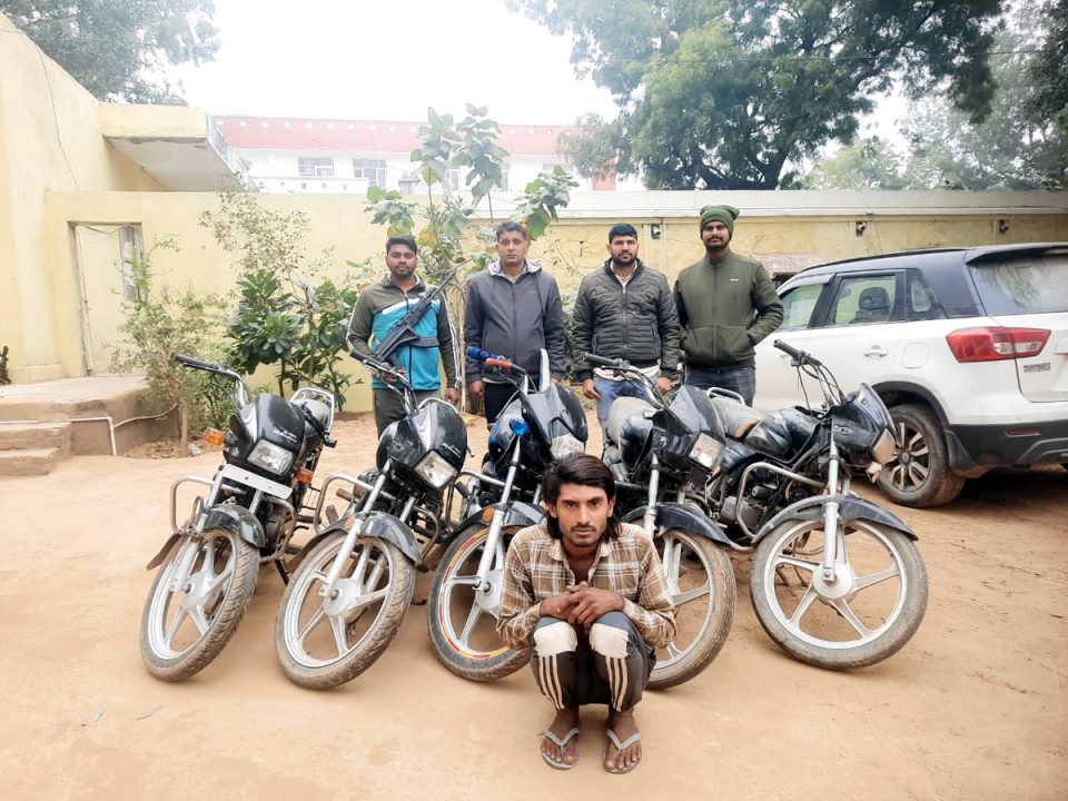 पुलिस ने मोटरसाइकिल चोर को दबोचा
