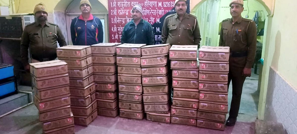 पुलिस ने शराब तस्करी का किया भांडाफोड़, 55 पेटी देशी शराब जब्त