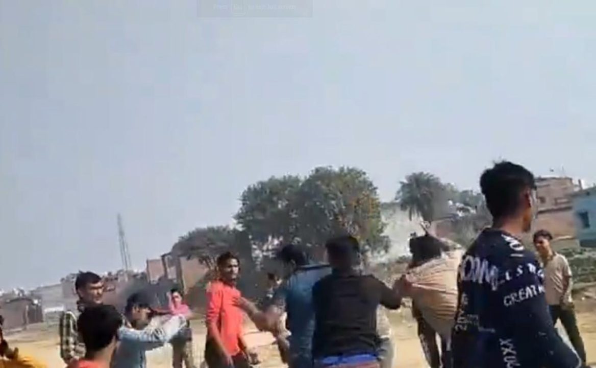 क्रिकेट मैच खेलने के दौरान मार, दो पक्षों के मारपीट का वीडियो वायरल