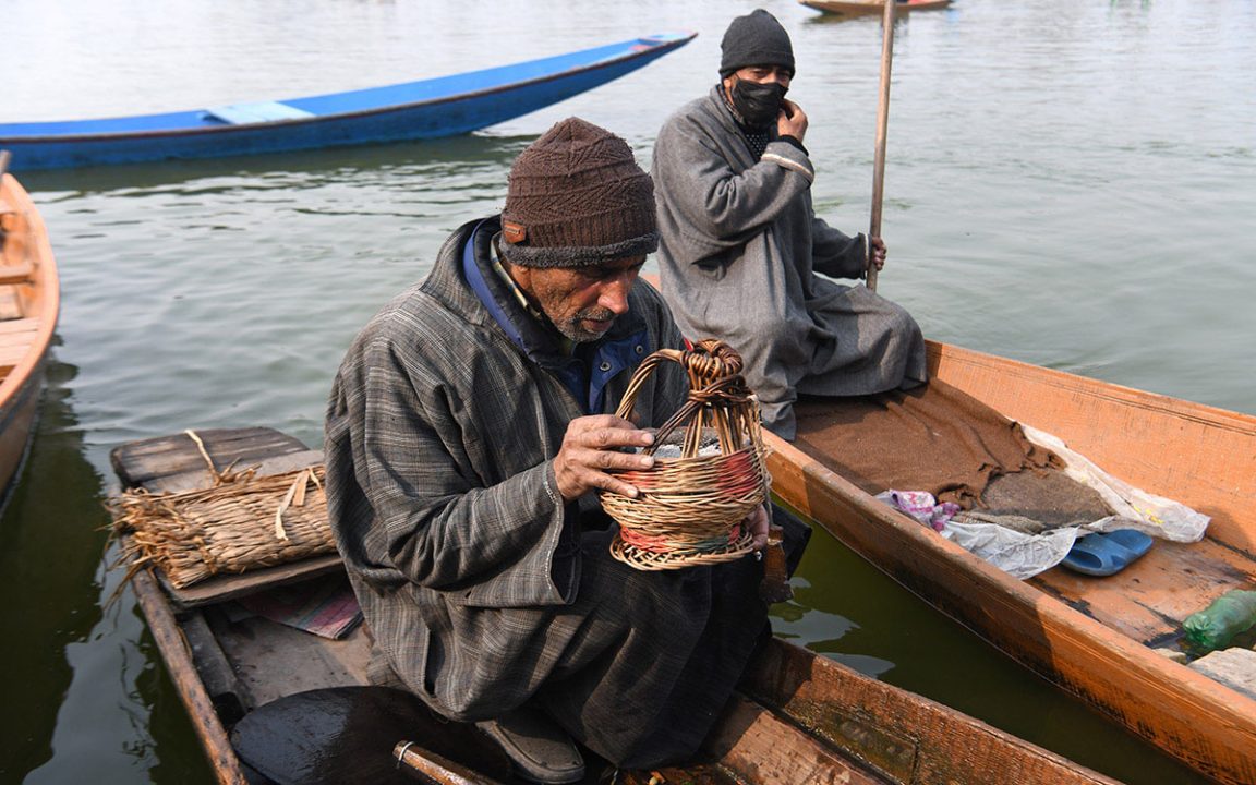 Jammu and Kashmir: कश्मीर में रात के तापमान में मामूली सुधार के बावजूद शीतलहर जारी