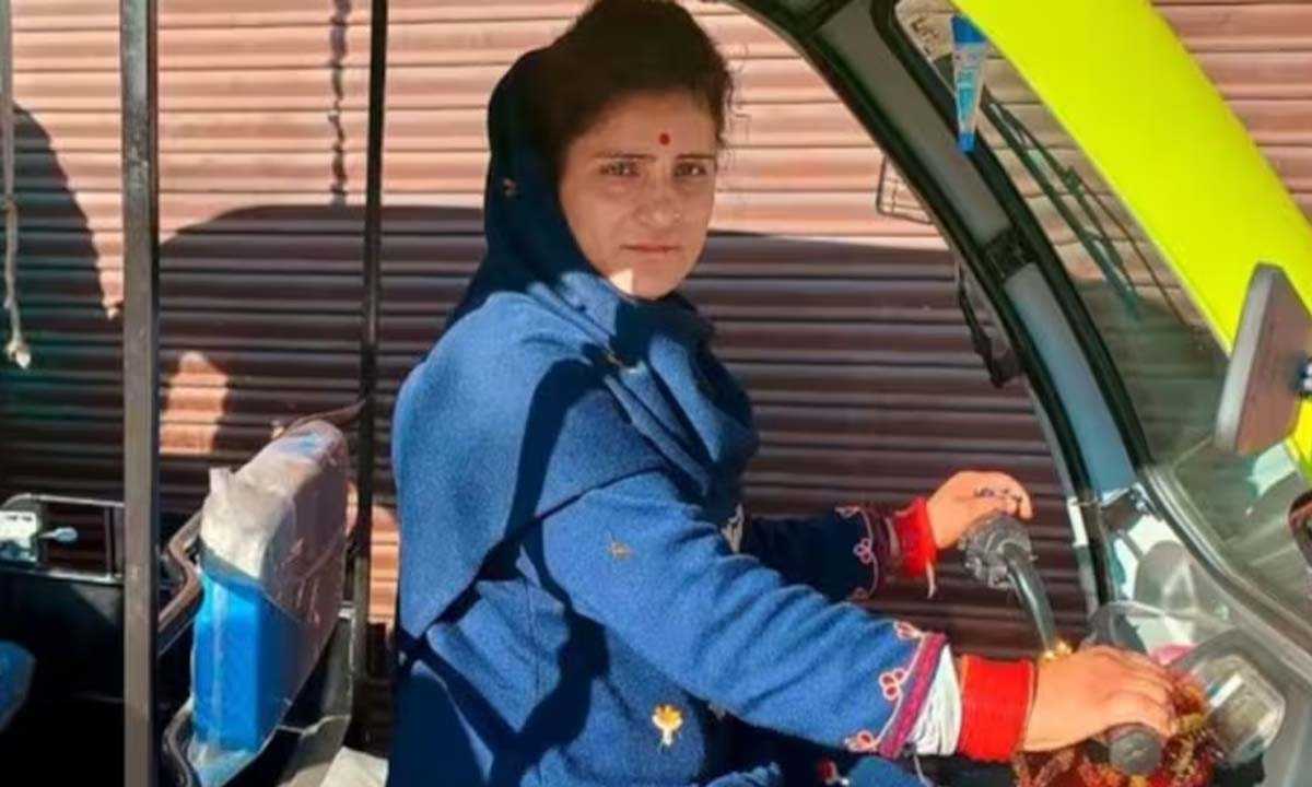दो बच्चों की मां बनी चिनाब घाटी की पहली महिला ई-रिक्शा चालक