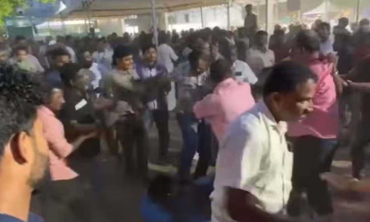 नव केरल सदास स्थल पर प्रदर्शनकारियों को बेरहमी से पीटा, इनके खिलाफ मामला दर्ज