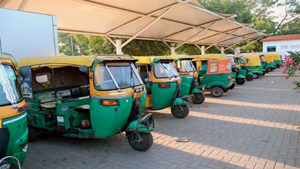 घरेलू हवाई अड्डे के पार्किंग भूखंडों को खाली करने के मुद्दे पर टैक्सी चालकों के साथ रिक्शा चालक भी हड़ताल में शामिल हुए