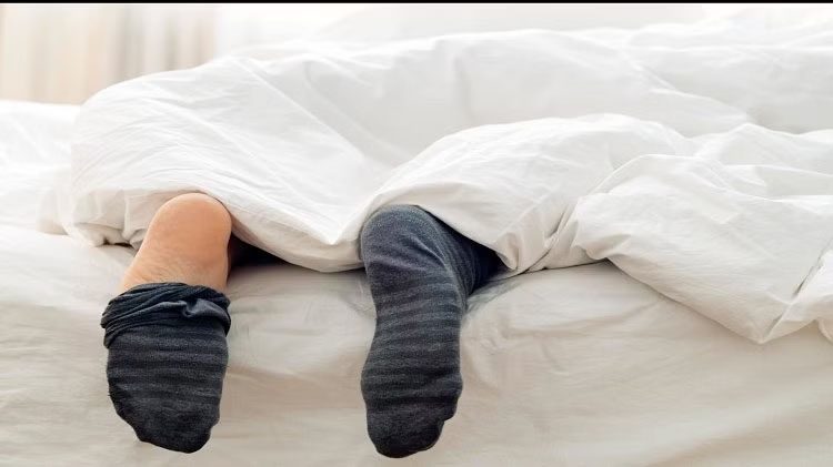 Socks : मोजे पहनकर सोने के नुकसान