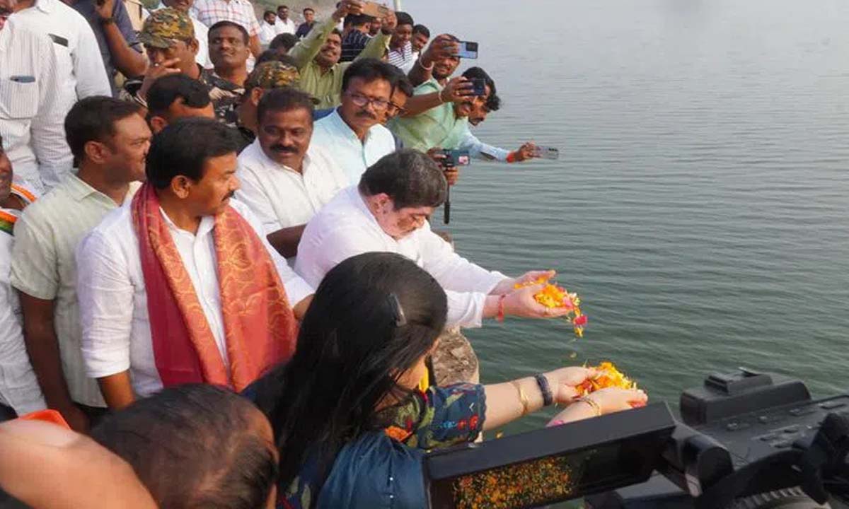 Karimnagar: मंत्री पोन्नम प्रभाकर ने लोअर मानेयर बांध से पानी छोड़ा