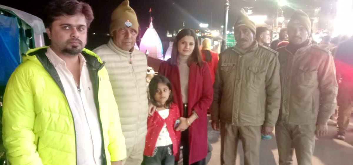 परिवार से बिछड़े मासूम को होमगार्ड्स के जवानों ने मिलाया