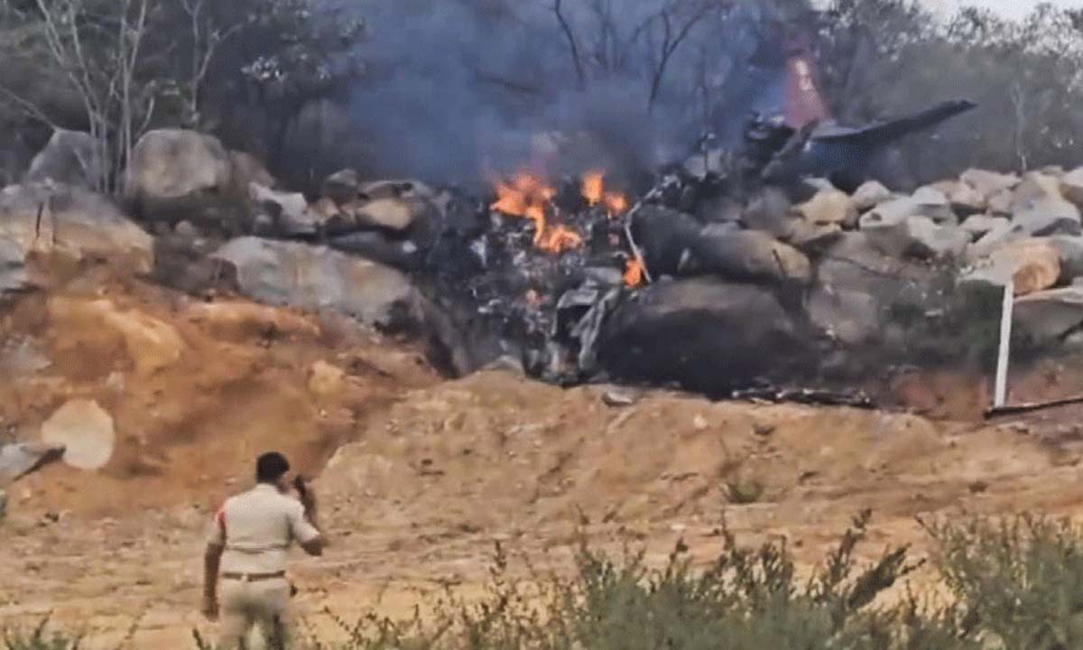 तेलंगाना में ट्रेनर विमान के दुर्घटनाग्रस्त होने से भारतीय वायुसेना के दो पायलटों की मौत