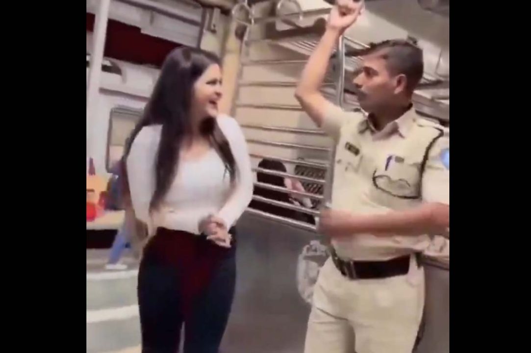 लोकल ट्रेन में पुलिसकर्मी का लड़की के साथ डांस करने का वीडियो वायरल, आया बयान