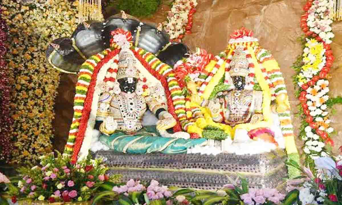 वैकुंठ एकादशी उत्सव के लिए तिरुमाला में भक्तों का तांता लगा हुआ