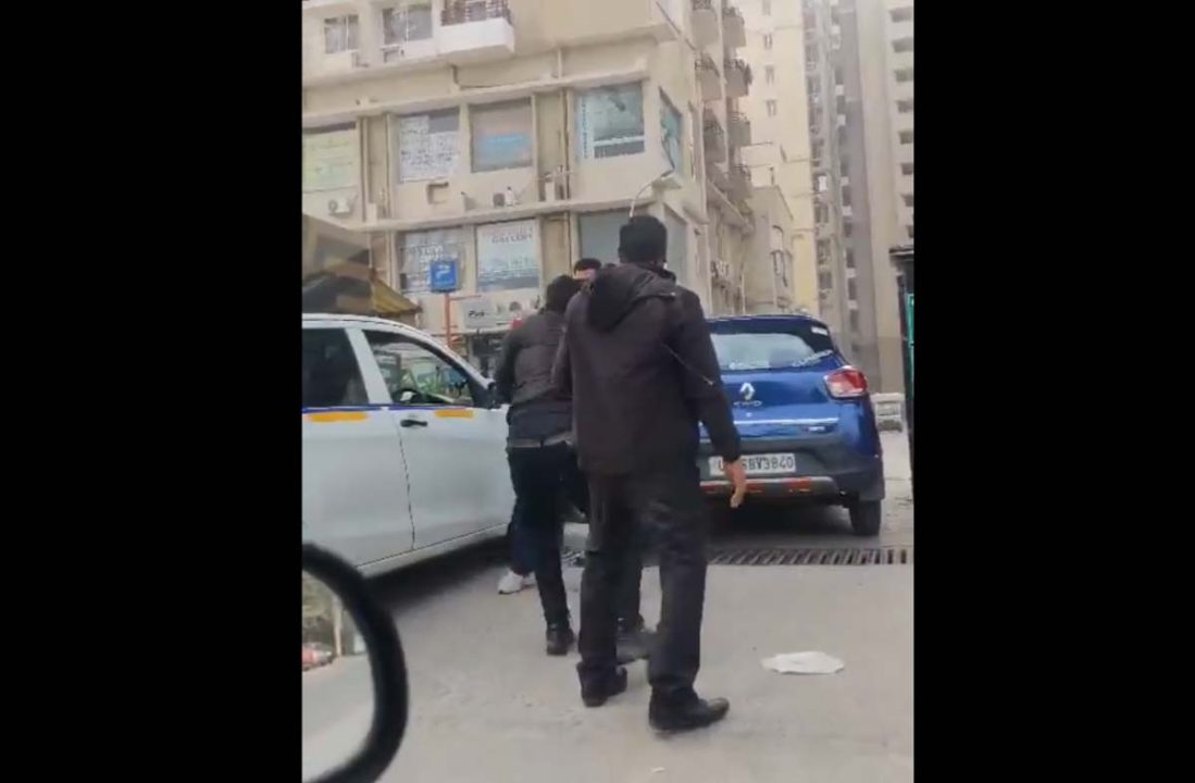 सोसाइटी के गेट पर मारपीट, कैब ड्राइवर पर जमकर चले घुसे