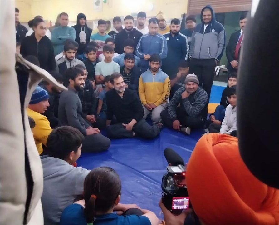 पहलवानों से मिलने पहुंचे राहुल गांधी