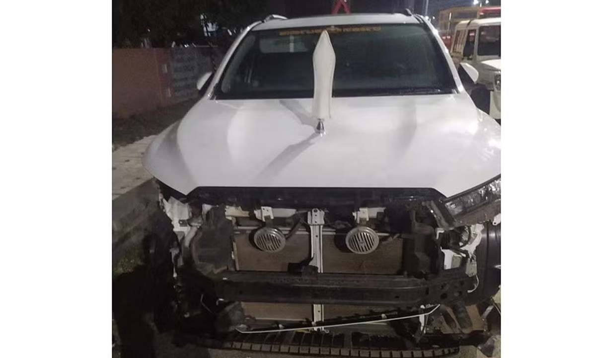 कर्नाटक के मंत्री मधु बंगारप्पा की कार एक लॉरी से टकरा गई, वह सुरक्षित बच गए