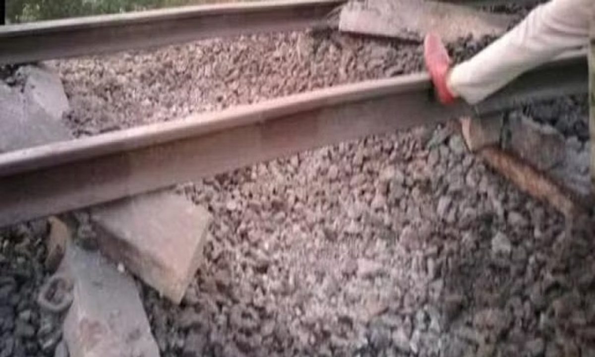 Jharkhand: माओवादियों ने रेलवे ट्रैक उड़ाया, 13 ट्रेनें रद्द