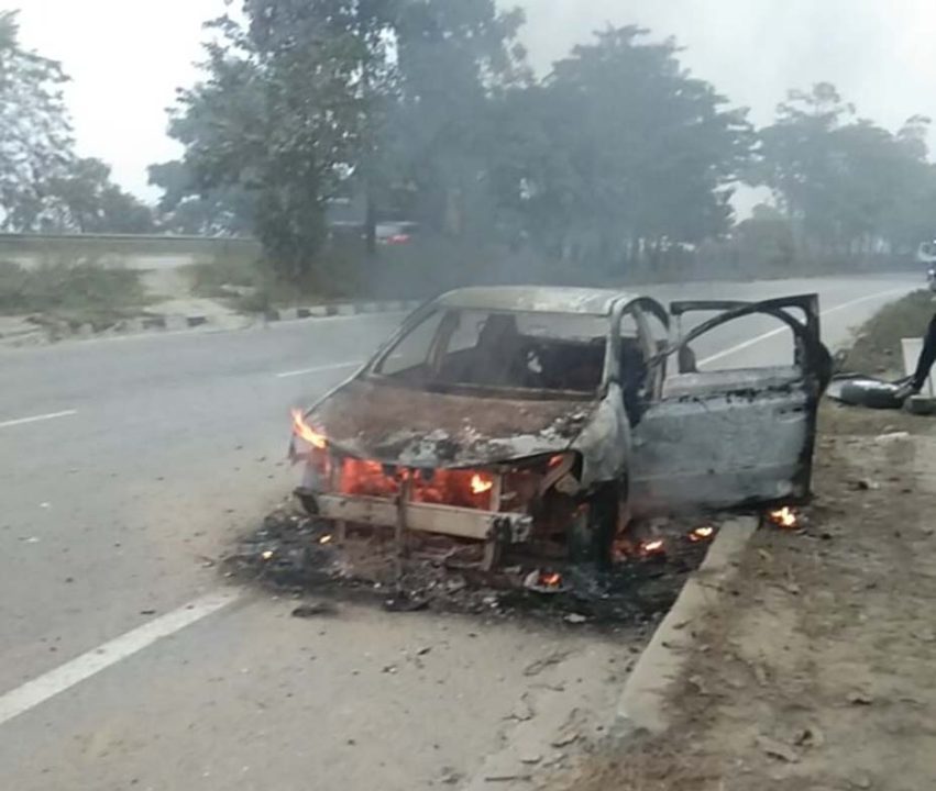 चलती कर में लगी आग, बाल बाल बच्चे 6 लोग