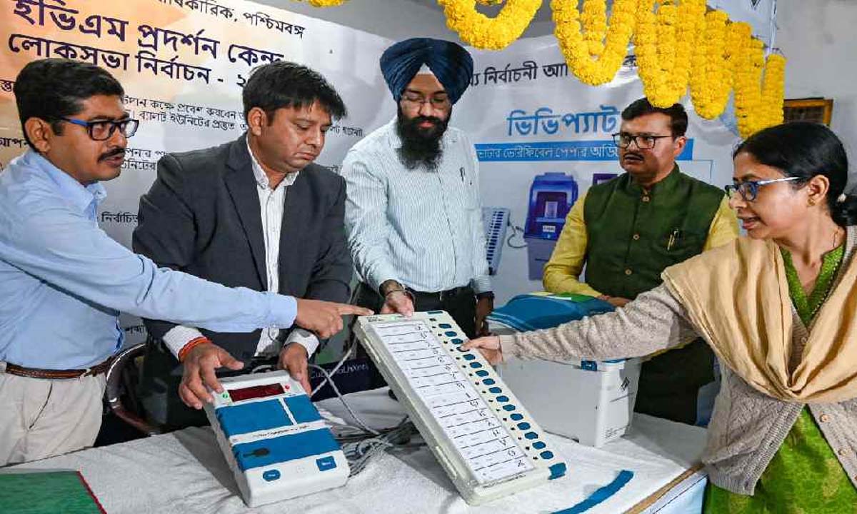 चुनाव आयोग ने मतदान से पहले जागरूकता अभियान के लिए इलेक्ट्रॉनिक वोटिंग मशीनों के प्रदर्शन पर रोक