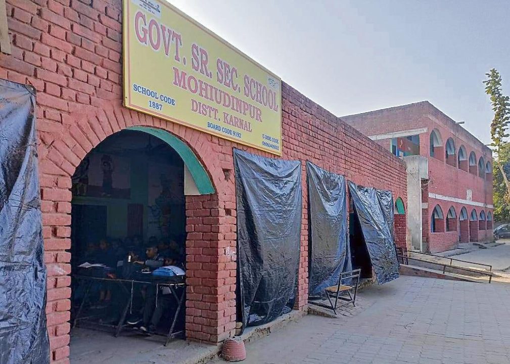 हरियाणा : ठंड के बावजूद, करनाल के स्कूली छात्र खुले में कक्षाओं में जाते हैं