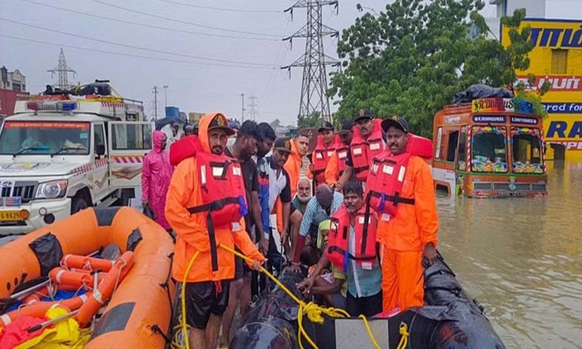 Tamil Nadu: NDRF ने श्रीवैकुंटम रेलवे स्टेशन पर फंसे 500 यात्रियों में से 100 को बचाया