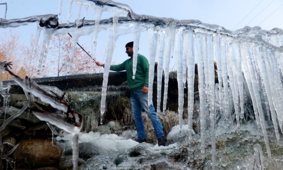 Jammu and Kashmir: कश्मीर में शीतलहर जारी, श्रीनगर में न्यूनतम तापमान माइनस 2.1 डिग्री नीचे दर्ज किया गया