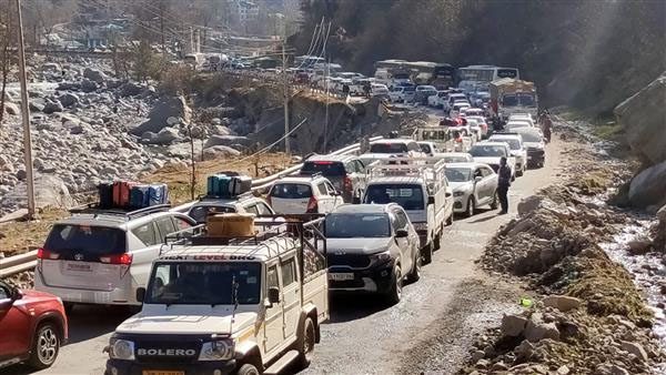 Himachal Pradesh : क्रिसमस की छुट्टियों के लिए हिमाचल प्रदेश में हजारों की भीड़ उमड़ी