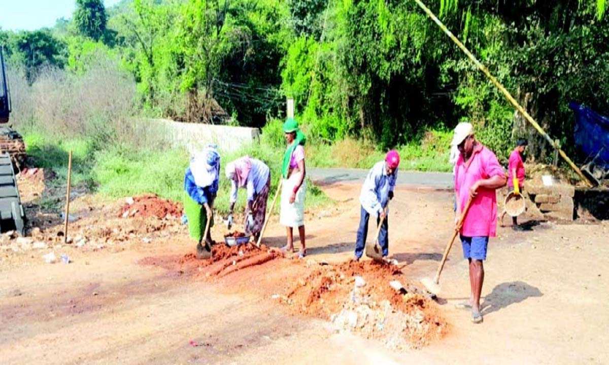 मुख्य अधिकारी ने कार्रवाई की कसम खाई, विधायक ने कचरा ट्रक रोकने की धमकी दी