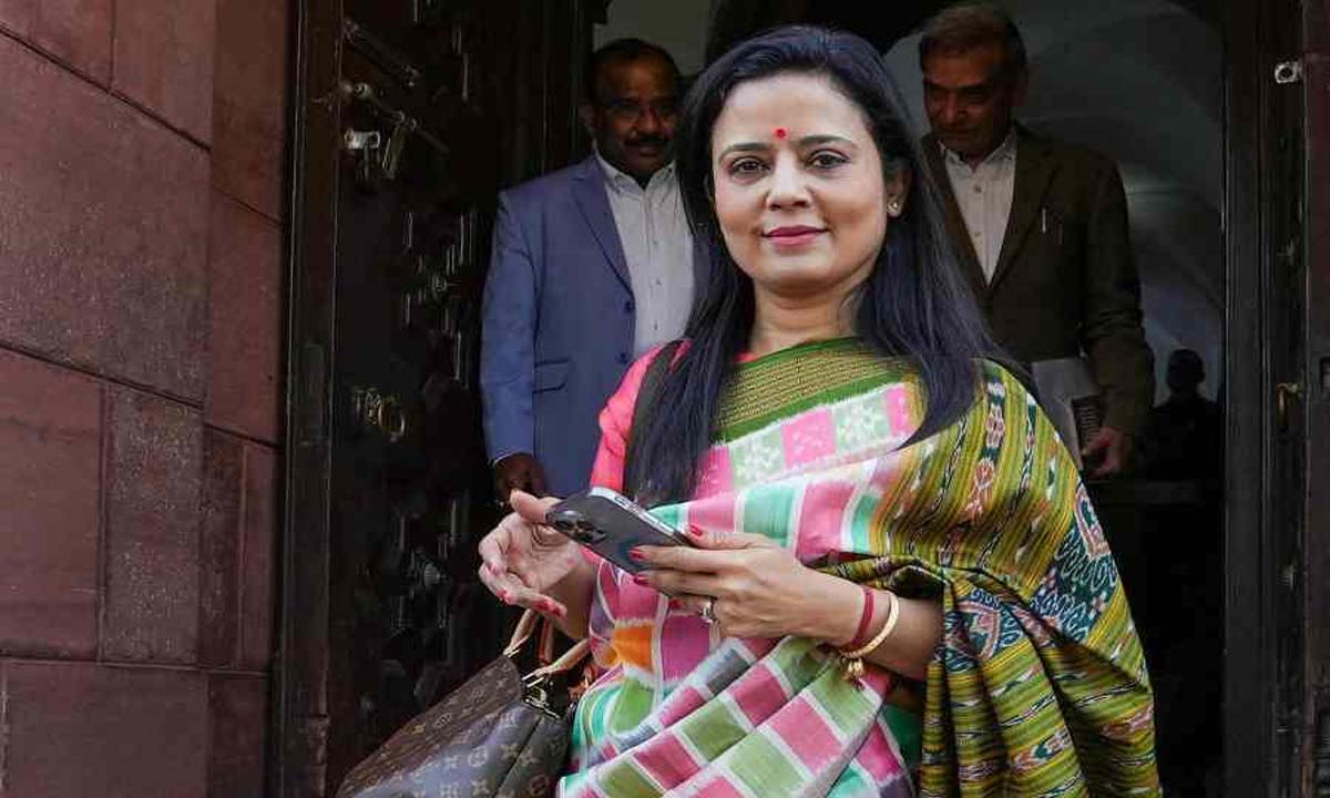 महुआ मोइत्रा को निष्कासित करने की नैतिकता पैनल की सिफारिश पर लोकसभा में चर्चा की मांग
