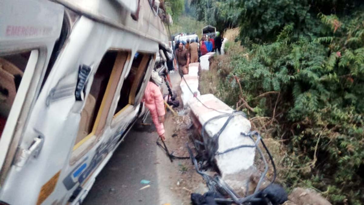 टेंपो ट्रेवलर सड़क पर पलटा, 2 की मौत